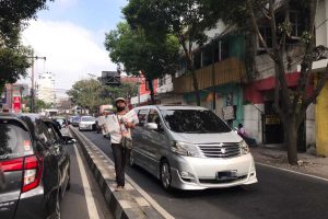 Median pembatas jalan di Jalan Semeru yang akan dibongkar oleh Forum Lalin Kota Malang, saat rencana satu arah diberlakukan. (bim) - Wacana Satu Arah Kawasan Kayutangan Heritage