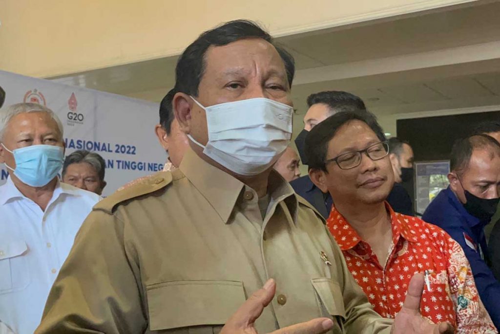 Menhan, Prabowo Subianto, saat menjawab pertanyaan awak media. (bim) - Menhan Prabowo Dorong Peran Akademisi Cetak SDM Unggul Ketahanan Nasional