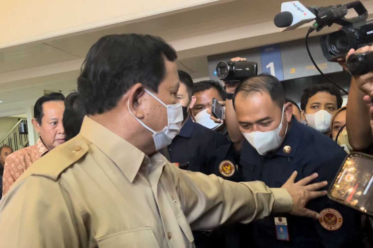 Menhan, Prabowo, saat mencoba memberikan ruang kepada awak media saat hendak dihalangi oleh pengawal. (bim) - Pengawal Dapat Teguran Prabowo Saat Menghalangi Awak Media