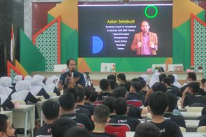 Motivator Askan Setiabudi, CI memotivasi siswa baru kelas 7 MTsN 1 Kota Malang. (rhd) - 380 Siswa Baru Kelas 7 MTsN 1 Kota Malang Ikuti Matsama 2022/2023