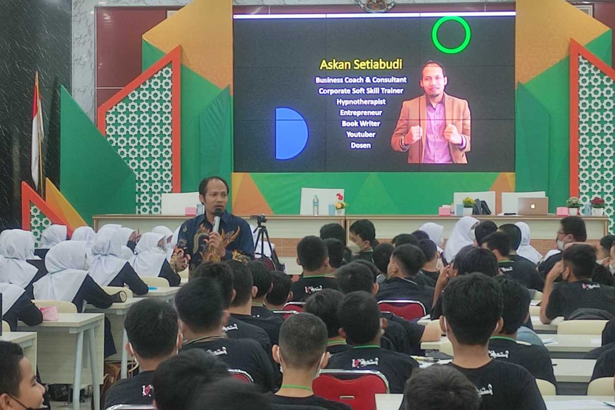 Motivator Askan Setiabudi, CI memotivasi siswa baru kelas 7 MTsN 1 Kota Malang. (rhd) - 380 Siswa Baru Kelas 7 MTsN 1 Kota Malang Ikuti Matsama 2022/2023