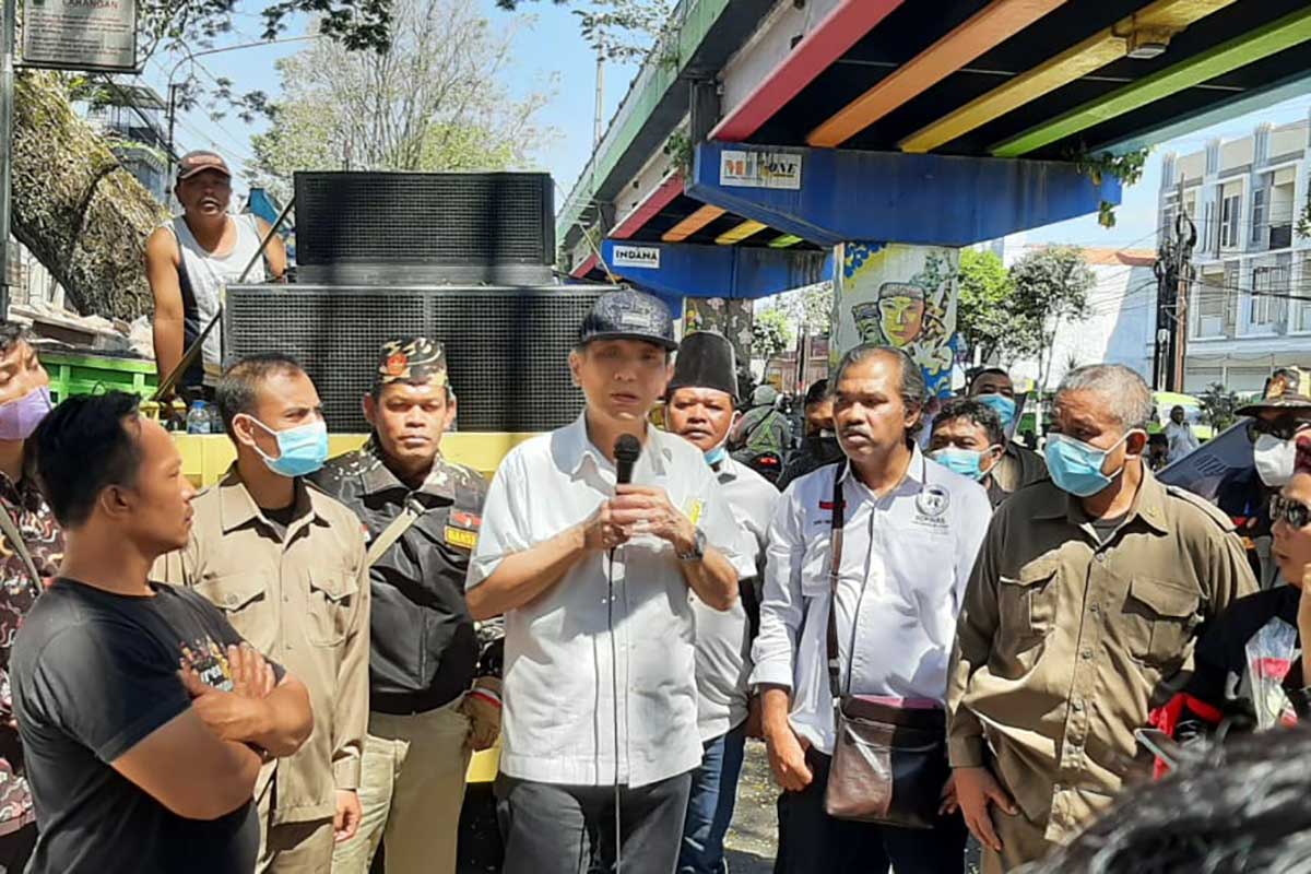 Muhammad Jusuf Hamka meluapkan kekecewaannya di depan PN. (ws6) - Arist Merdeka dan Jusuf Hamka Kecewa Dengan Penundaan Pembacaan Tuntutan