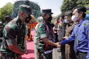 KUNJUNGAN KERJA: Pangdam V/Brawijaya Mayjen TNI Nurchahyanto, M.Sc beserta Ketua Persit Kartika Chandra Kirana PD V/Brawijaya, Ny. Evy Nurchahyanto saat tiba di Kodim 0802/Ponorogo - Pangdam V/Brawijaya Beserta Ketua Persit KCK PD V/Brawijaya Melaksanakan Kunjungan Kerja ke Kodim 0802/Ponorogo