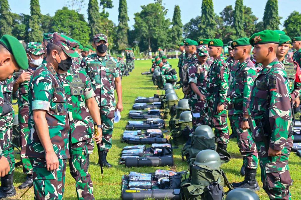 KESIAPAN PASUKAN: Pangdam V/Brawijaya Mayjen TNI Nurchahyanto, M.Sc melaksanakan pemeriksaan kesiapan Satgas Yonif 511/DY dalam rangka operasi pengamanan perbatasan darat RI-PNG Sektor Selatan tahun 2022-2023 di Mako Yonif 511/DY, Karangtengah, Sananwetan, Kota Blitar, Kamis (14/7/2022) - Pangdam V/Brawijaya Tinjau Kesiapan Satgas Yonif 511/DY - Dalam Rangka Operasi Pamtas Darat RI-PNG Sektor Selatan