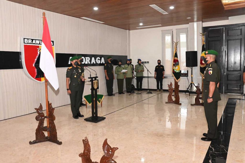 SERTIJAB: Pangdam V/Brawijaya Mayjen TNI Nurchahyanto, M.Sc saat memimpin upacara serah terima jabatan (Sertijab) Perwira Menengah di lingkungan Kodam V/Brawijaya bertempat di Ruang Hening Makodam V/Brawijaya Jalan Raden Wijaya, nomor 1, Kota Surabaya - Pangdam V/Brawijaya Pimpin Serah Terima Jabatan Perwira Menengah di Lingkungan Kodam V/Brawijaya