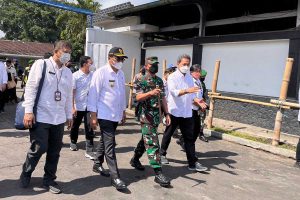 Pangdam V/Brawijaya, Mayjen TNI Nurchahyanto didampingi oleh Wakil Wali Kota Malang dan Dirut Perumda Tunas Kota Malang, saat melakukan peninjauan ke RPH. (bim) - Pangdam V/Brawijaya Kunker ke RPH Kota Malang Tinjau Kesiapan Idul Adha 2022