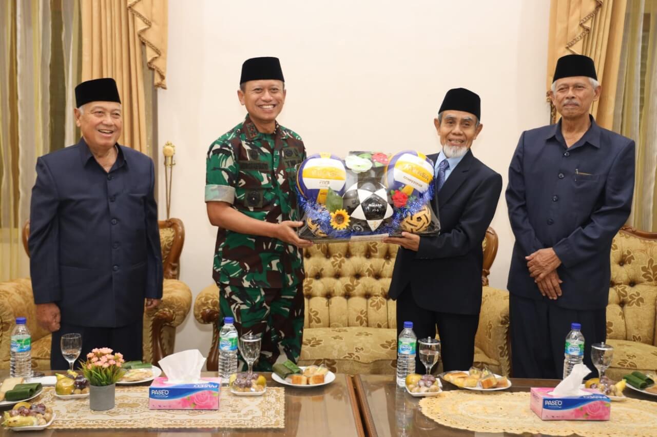 pangdam v brawijaya mayjen tni nurchahyanto kunjungan kerja ke pondok pesantren modern darussalam gontor ponorogo