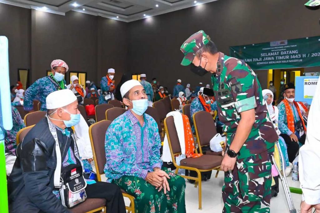 PENGECEKAN: Pangdam V/Brawijaya meninjau Asrama Haji Sukolilo untuk memastikan pelaksanaan rangkaian pemeriksaan kesehatan jemaah haji yang baru tiba di Surabaya sebelum dipulangkan ke rumah masing-masing - Pangdam V/Brawijaya Sambut Kedatangan Jemaah Haji Kloter 3 di Asrama Haji Surabaya
