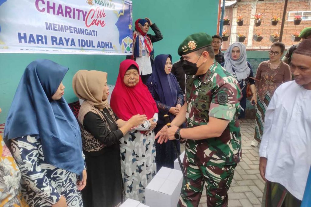 Pangdivif 2/Kostrad, Mayjen TNI Syafrial, PSC Mtr Han, memberikan paket sembako, disaksikan Fifi Trisjanti. (rhd) - Lippo Malls Gandeng Divif 2/Kostrad Bagikan 500 Paket Sembako Charity Iduladha