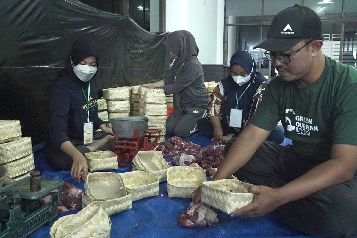 Panitia Idul Kurban UMM, saat mengemas daging kurban menggunakan besek sebagai pengganti plastik. (ist) - UMM Distribusikan Daging Bebas ari Plastik, Usung Tema Green Qurban