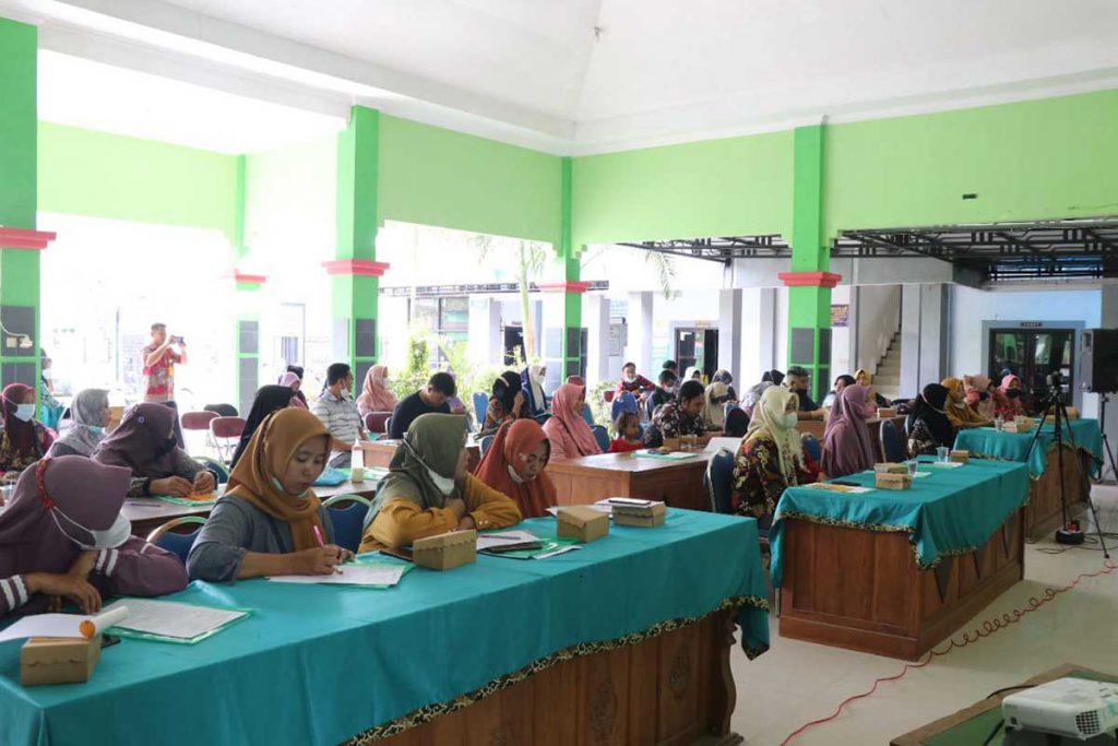 DIGITAL MARKETING: Para pedagang pemegang Kartu Pedagang Produktif sedang mengikuti Bimtek Digitalisasi Manajemen Marketing yang diselenggarkan Dinas Perdagangan, Koperasi dan Usaha Mikro, Kamis (14/7/2022) - Bupati Bojonegoro Ingatkan Pedagang akan Pentingnya Belajar Digital Marketing