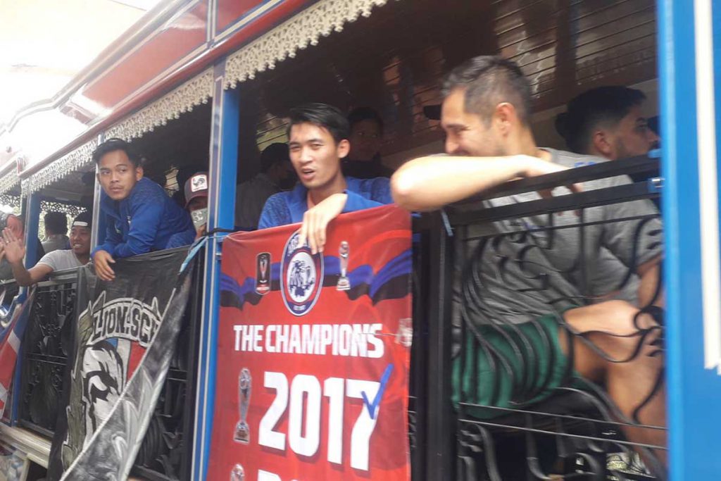 Para pemain Arema FC menyapa Aremania. (bim) - Ribuan Aremania Sambut Kedatangan Arema FC 'The Champions' Piala Presiden 2022