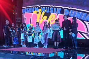 Para pemenang Singing Competition berfoto dengan Juri Lomba. (ist) - Semarakkan HAN, Jatim Park 3 Gelar The Teens Singing Competition