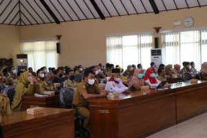 WORKSHOP: Para peserta sedang mengikuti workshop pengelolaan keuangan desa di Gedung Angling Dharmo Pemkab Bojonegoro, Senin (25/7/2022) - Bupati Anna Ingatkan Makin Banyaknya Tuntutan Akuntabilitas - Dinas PMD Bojonegoro Gelar Workshshop Pengelolaan Keuangan Desa