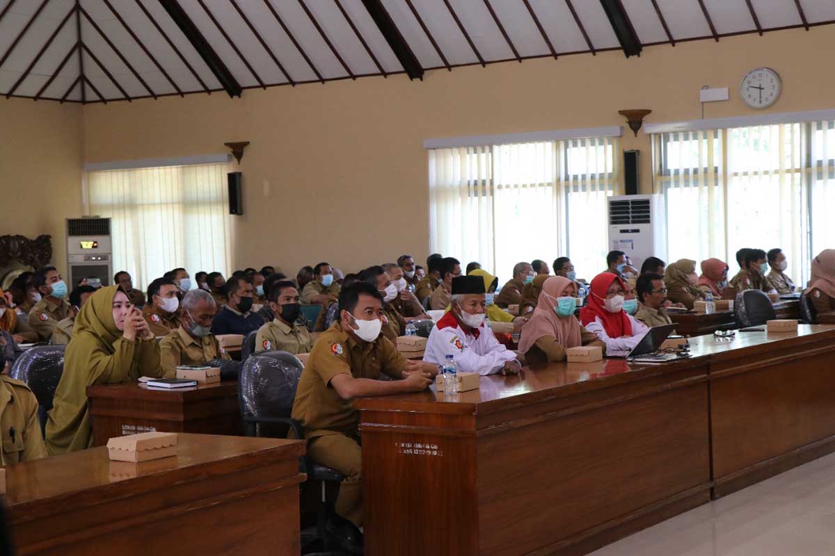 WORKSHOP: Para peserta sedang mengikuti workshop pengelolaan keuangan desa di Gedung Angling Dharmo Pemkab Bojonegoro, Senin (25/7/2022) - Bupati Anna Ingatkan Makin Banyaknya Tuntutan Akuntabilitas - Dinas PMD Bojonegoro Gelar Workshshop Pengelolaan Keuangan Desa