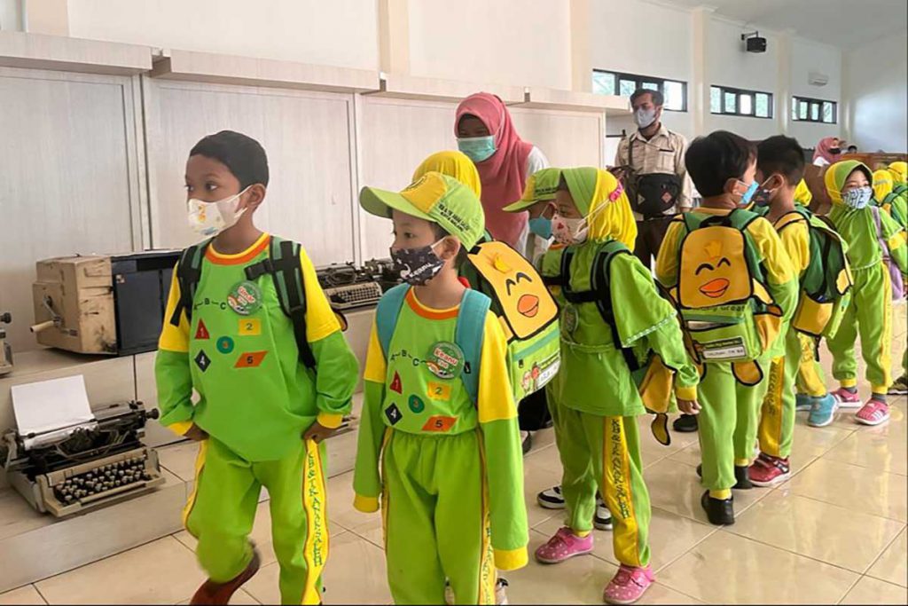 Para siswa TK di Kota Malang saat mengunjungi Museum Pendidikan yang telah dibuka kembali oleh Disdikbud Kota Malang. (bim) - Buka Kembali, Disdikbud Kota Malang Fungsikan Museum Pendidikan Untuk Semua Event