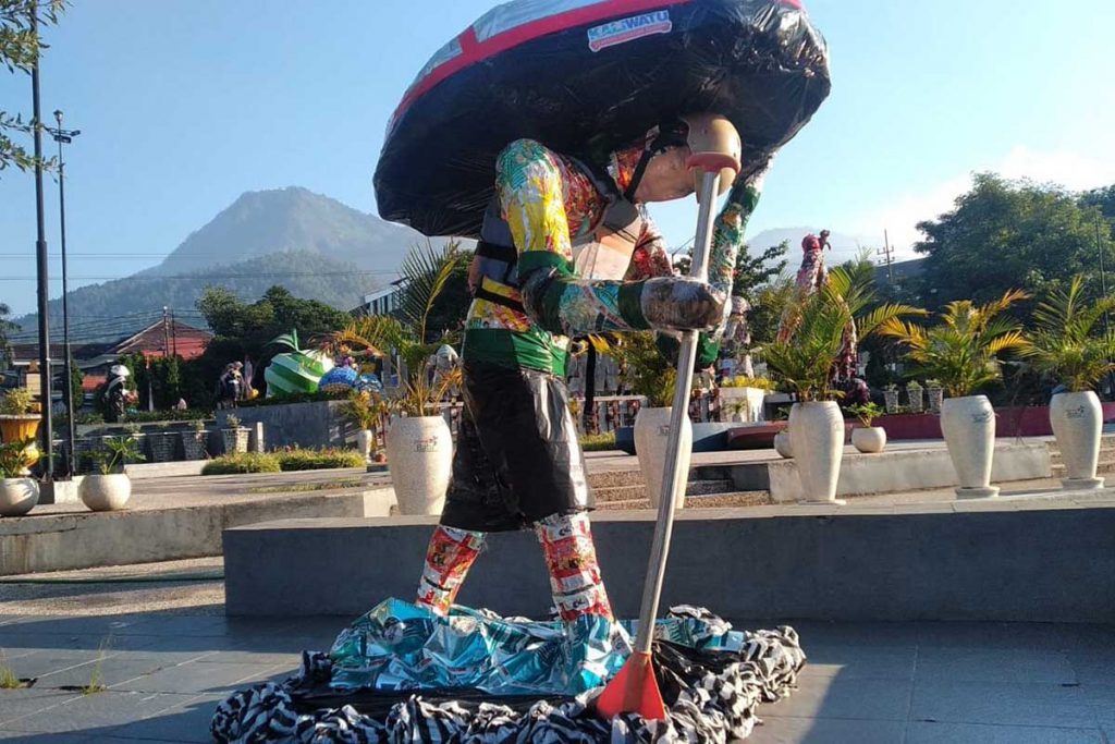 Patung Manusia Sampah buatan Kaliwatu rafting. (dik) - Barisan Patung Manusia Sampah Berjejer di Depan Balai Kota Among Tani Batu