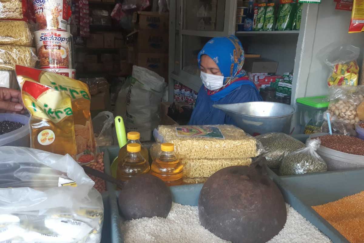 Pedagang warung kelontong Pasar Pakisaji. (ist) - Pedagang Minyak Goreng Curah Wajib Gunakan Aplikasi Simirah