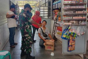 Pemantauan ulang harga migor curah di lapak pedagang. (ist) - Babinsa Sukun Pantau Ulang Harga Migor Curah di Pasar Tradisional