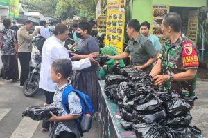 Pembagian makanan gratis Jumat Berkah. (ist) - Kodim 0833 Bagikan Makanan Gratis Jumat Berkah