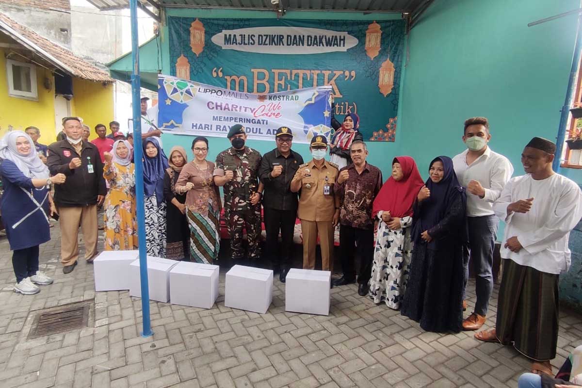 Pembagian paket sembako kepada perwakilan warga penerima bantuan. (rhd) - Lippo Malls Gandeng Divif 2/Kostrad Bagikan 500 Paket Sembako Charity Iduladha