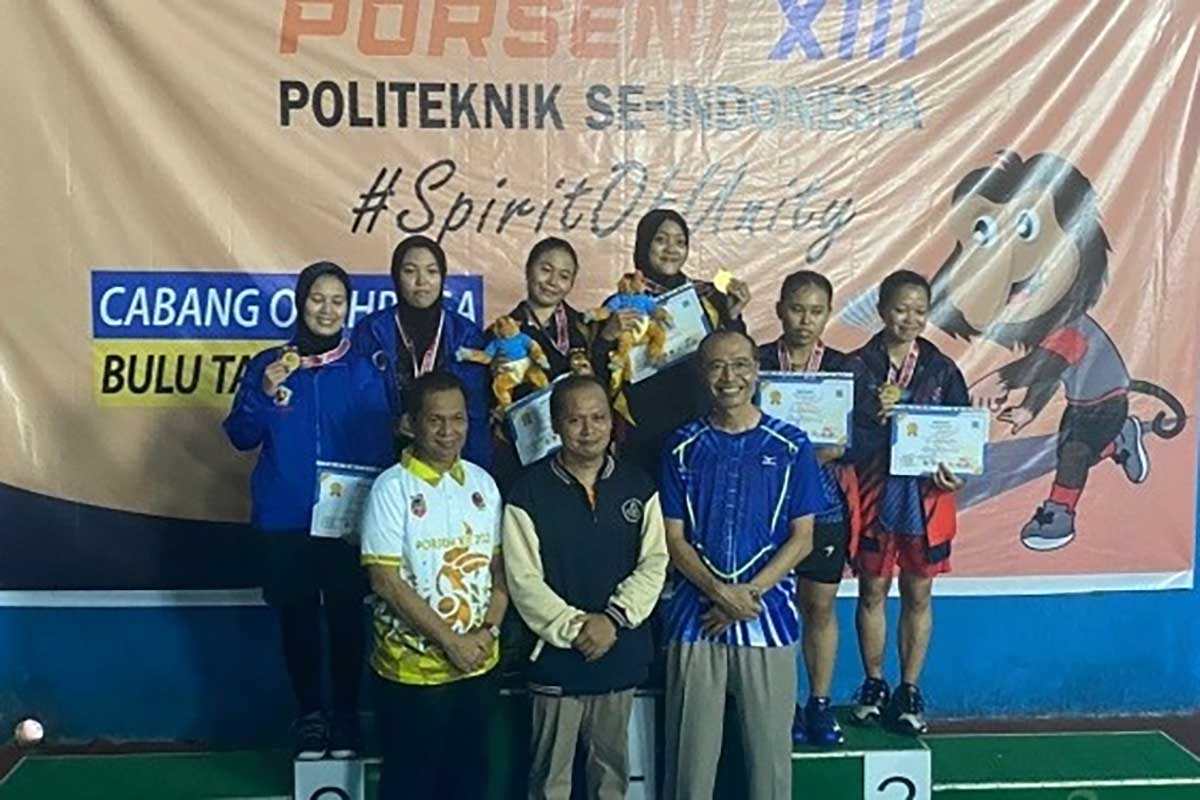 Pembantu Direktur III bersama atlet dan ofisial bulutangkis Polinema. (ist) - Dulang 37 Medali, Polinema Peringkat 3 Porseni XIII Politeknik se-Indonesia