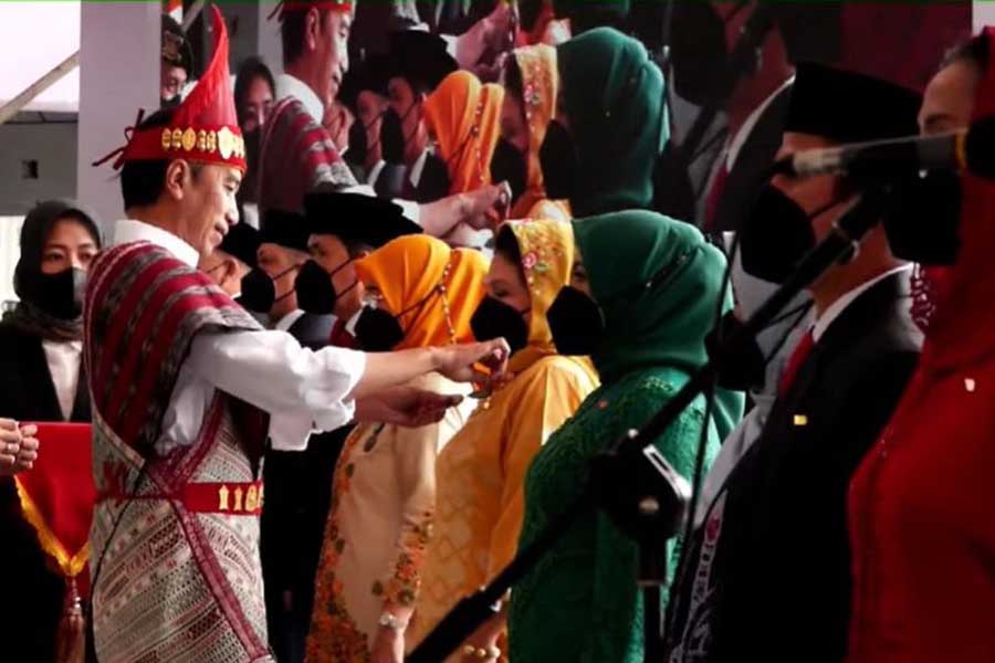 Pemberian Tanda Kehormatan Satyalencana Wira Karya. (ist) - Presiden Jokowi Beri Penghargaan Satyalencana Wira Karya di Hari Keluarga Nasional