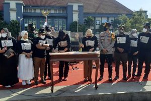 Penandatanganan Komitmen Batu Bebas Sampah 2022 oleh Wali Kota Batu. (dik) - Pemkot Batu Canangkan Batu Bebas Sampah Plastik 2022