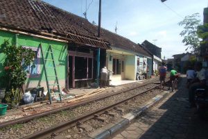 Penertiban bangunan yang mendekati rel oleh masyarakat sendiri. (ws6) - Masyarakat Bergotong-royong Secara Mandiri, Tertibkan Bangunan Terlalu Dekat Rel