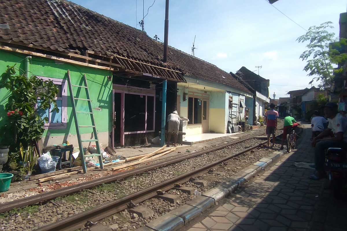 Penertiban bangunan yang mendekati rel oleh masyarakat sendiri. (ws6) - Masyarakat Bergotong-royong Secara Mandiri, Tertibkan Bangunan Terlalu Dekat Rel