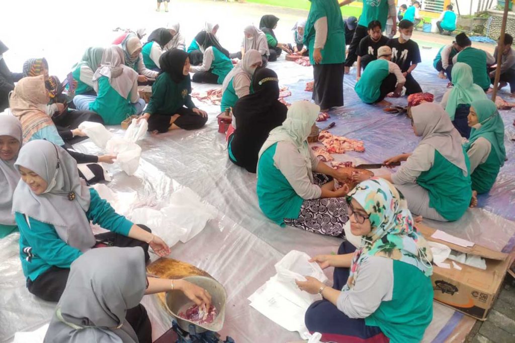 Pengemasan daging hewan kurban yang akan didistribusikan. (rhd) - Rangkaian Iduladha, MTsN 1 Kota Malang Sembelih Sapi Limousine - Gelar manasik haji, penyembelihan hewan kurban dan baksos