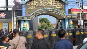 Pengepungan Ponpes Shiddiqiyah. (ist) - Ponpes Shiddiqiyah Dikepung 9 Jam, Anak Kiai Jombang DPO Pencabulan Belum Tertangkap