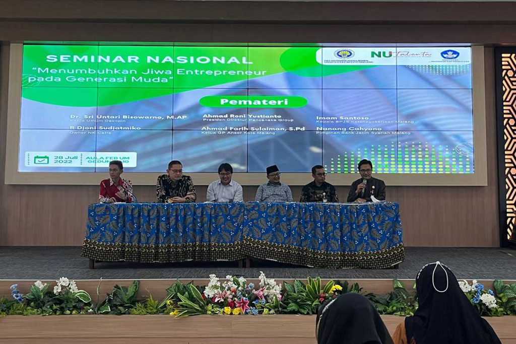Penyampaian pemateri oleh para narasumber dalam kegiatan Seminar Nasional. (bim) - NU Talenta dan FEB UM Bekali Generasi Muda Siap Terjun di Dunia Entrepreneur