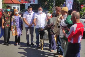Penyerahan hewan kurban kepada pengurus masjid, musholla, panti asuhan, dan lembaga ZIS. (rhd) - Bentuk Syukur Prestasi Terbaik, Kali Ketiga BPF Malang Bagikan Hewan Kurban