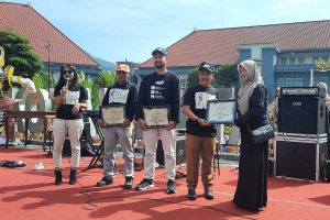 Penyerahan sertifikat atas Partisapasi dalam pembuatan 1001 Patung Manusia Sampah. (dik) - Wali Kota Batu Ajak Masyarakat Lebih Bijak Atasi Masalah Sampah