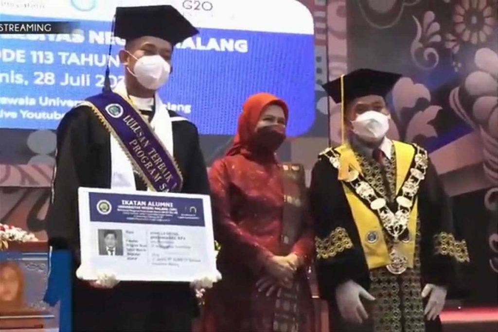 Penyerahan simbolis Kartu Ikatan Alumni (IKA) UM kepada mahasiswa lulusan terbaik, didampingi Sekjen IKA UM dan Rektor UM. (ist) - UM Gelar Wisuda ke-113 Full Luring Bersama Kedua Orang Tua