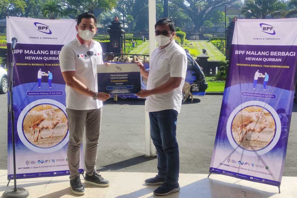 Penyerahan simbolis bantuan hewan kurban dari BPF kepada Pemkot Malang. (rhd) - Bentuk Syukur Prestasi Terbaik, Kali Ketiga BPF Malang Bagikan Hewan Kurban