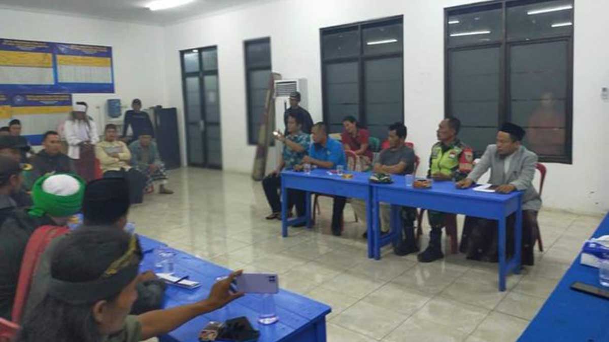 Pertemuan pria mengaku dewa matahari dan warga. (ist) - Pria Ngaku Dewa Matahari Ternyata Alami Gangguan Jiwa, Polres Setop Penyelidikan