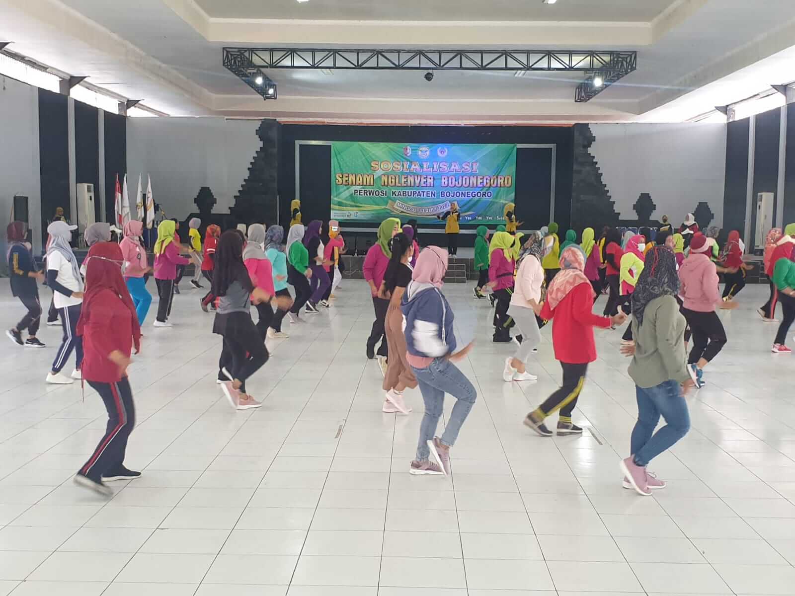 perwosi bojonegoro menggelar senam nglenyer minggu ok