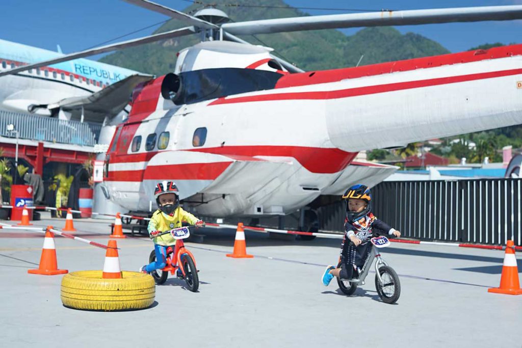 Peserta Pushbike competition sedang berlomba. (ist) - Pushbike Pertama di Dunia dalam Theme Park Berlangsung Sukses