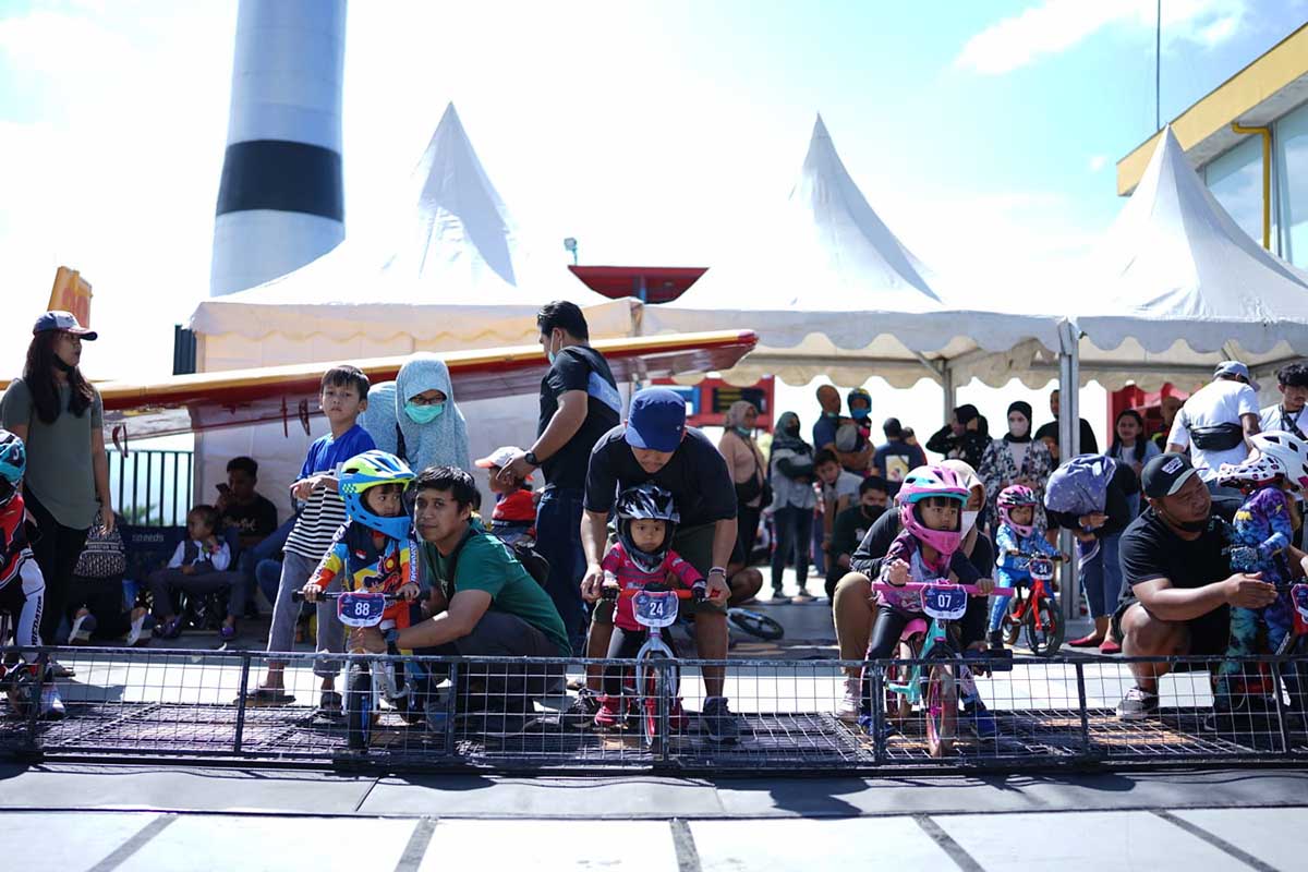 Peserta Pushbike di Runway 27, Museum Angkut Batu. (ist) - Pushbike Pertama di Dunia dalam Theme Park Berlangsung Sukses