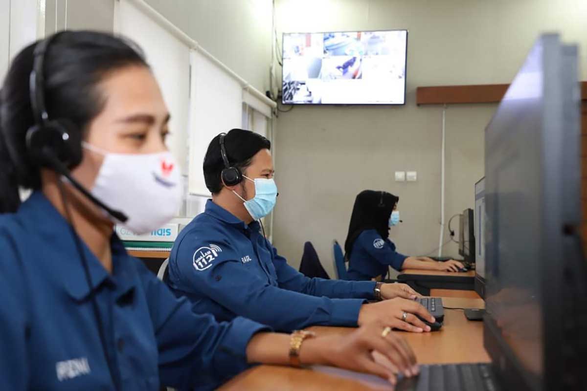 Petugas Call Center 112 Kota Malang, saat melayani pelaporan warga Kota Malang. (ist) - Layanan Call Center 112 Kota Malang Mudahkan Warga Lapor Kejadian Darurat
