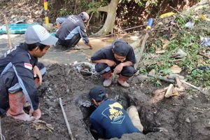 Petugas PUPR lakukan bersih-bersih drainase dan gorong-gorong. (dik) - Antisipasi Banjir Akibat Sampah, Pemkot Batu Bersih-bersih Drainase
