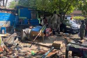 Petugas Satpol PP, yang iku pembongkaran lapak PKL di Jalan Trunojoyo. (ist) - Satpol PP Tertibkan Lapak PKL di Kawasan Jalan Trunojoyo