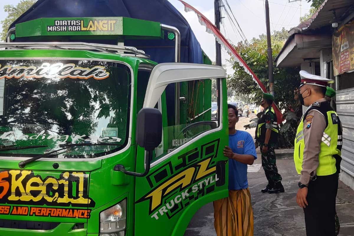 Petugas gabungan TNI-Polri lakukan Pos Pam penyekatan dan pengendalian. (ist) - Kasus PMK Belum Usai, TNI-Polri Masih Pos Pam Penyekatan dan Pengendalian