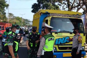 Petugas gabungan memeriksa kendaraan pengangkut hewan ternak. (ist) - Wabah PMK Belum Reda, TNI-Polri Tetap Pos Pam Penyekatan dan Pengendalian