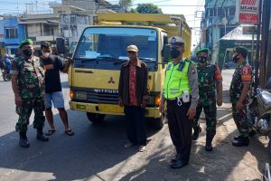 Petugas gabungan memeriksa salah satu truk pengangkut hewan ternak. (ist) - Pos Pam PMK Masih Masif di Beberapa Titik