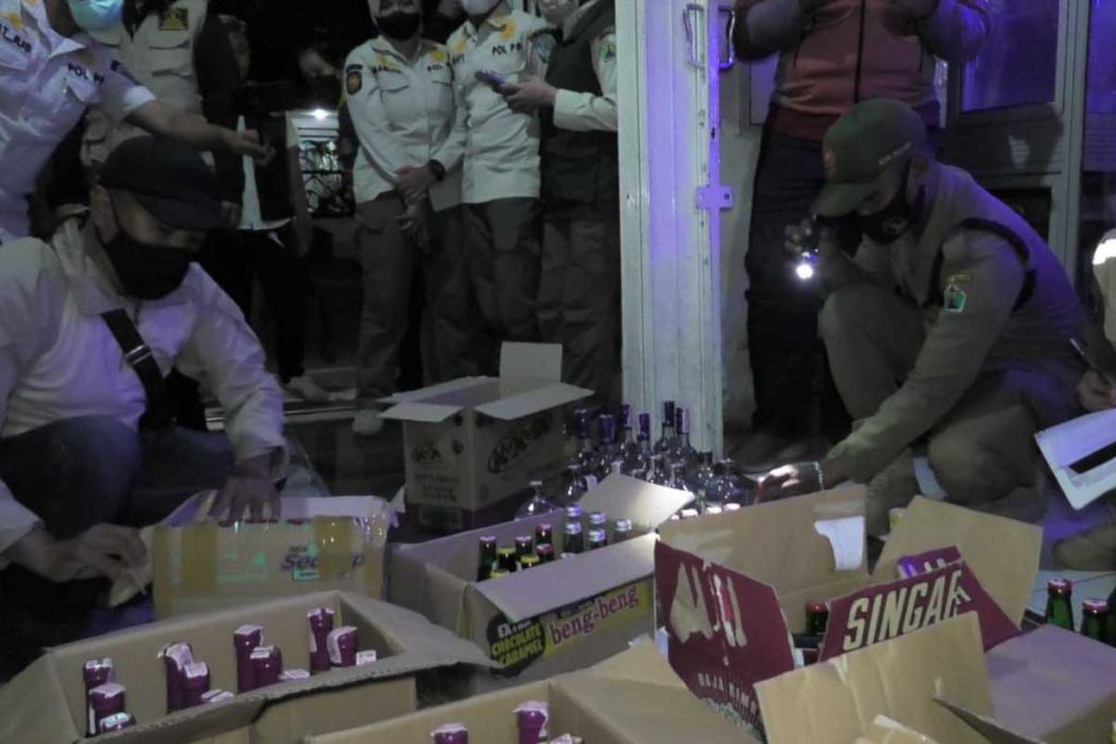 Petugas gabungan menyita ratusan miras karena pemilik toko tak mengantongi ijin penjualannya. (ist) - Ratusan Miras dan Pasangan Muda-mudi Diamankan Tim Gabungan Operasi Pekat