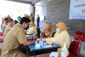 Petugas kesehatan dari Dinkes Kota Malang saat melakukan pemeriksaan kepada karyawan di lingkungan Pemkot Malang. (ist) - Dinkes Kota Malang Jemput Bola Deteksi Dini PTM