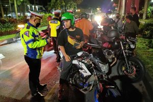 Petugas yang tengah menindak tegas pelanggar lalu lintas di Jalan Ijen. (ist) - 262 Pelanggar Lalulintas di Jalan Ijen Ditindak Tegas